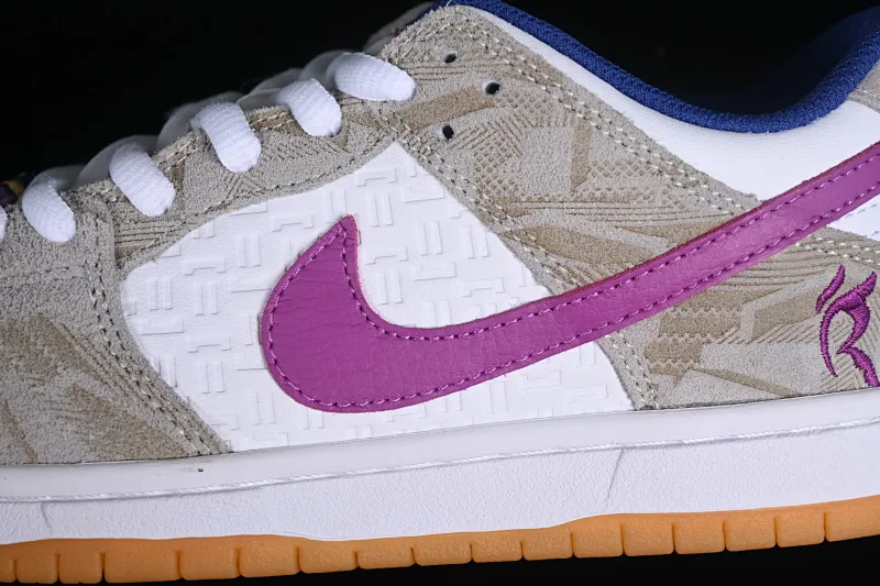 All Categories Nk SB Dunk Series Nk SB Dunk Low Low-top sneakers Cost-effective version Rayssa Leal x Nk SB Dunk Low Brazilian skateboarding goddess joint model SB low-top casual sneakers FZ5251-001